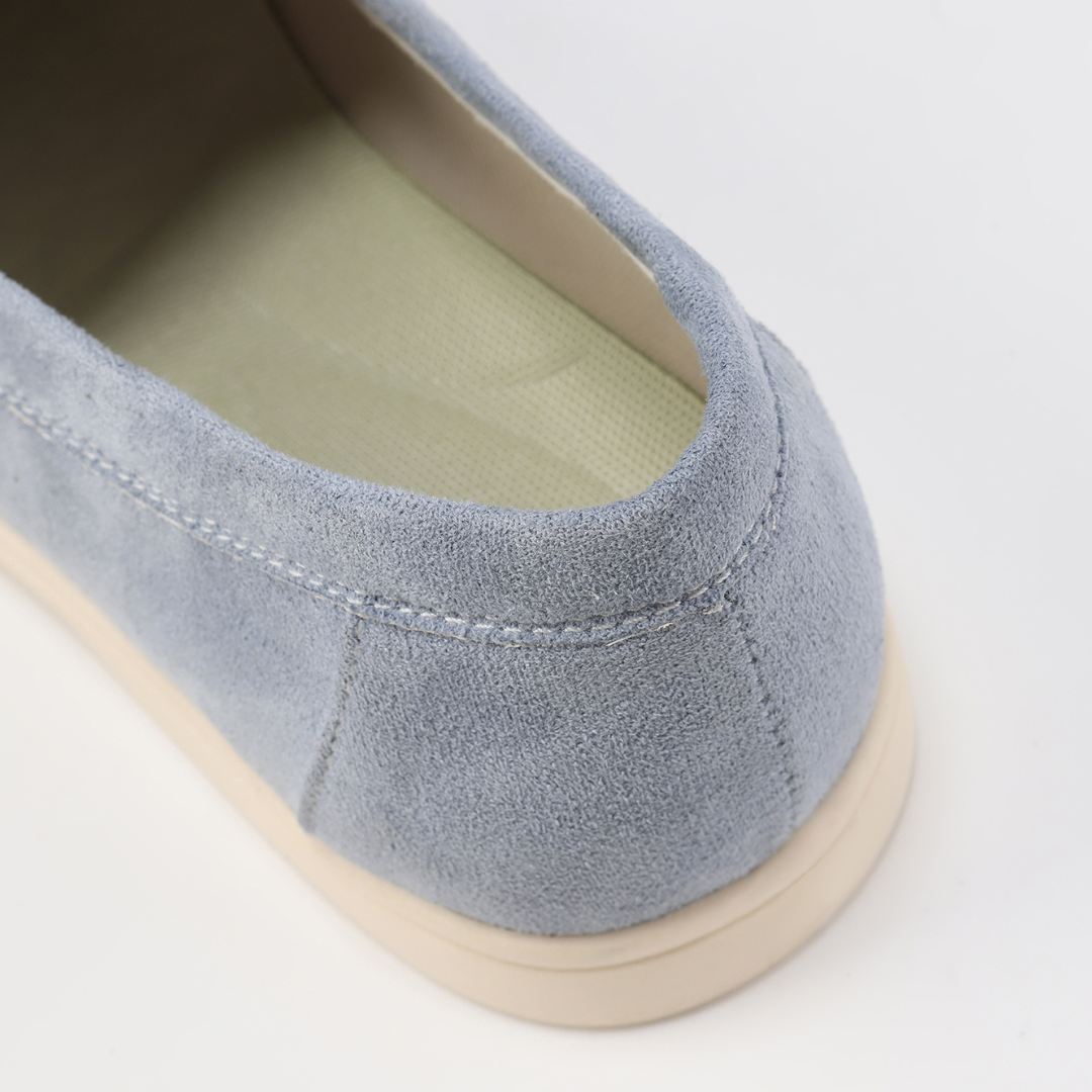Regale | Scarpe in camoscio.